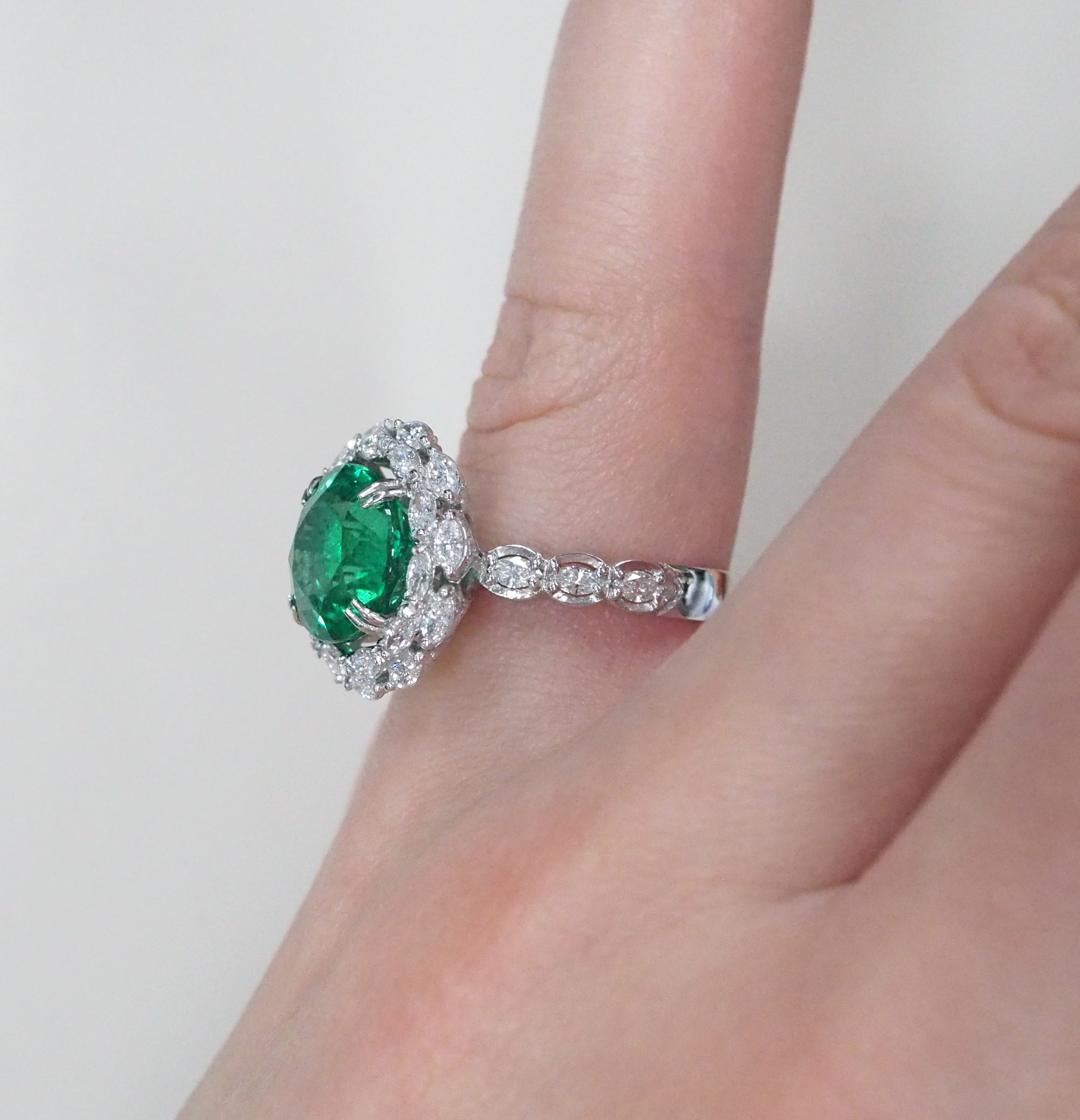 Кольцо из белого золота с изумрудом